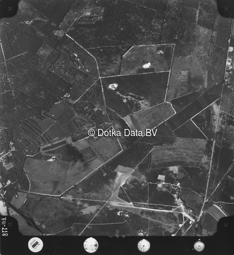 Luchtfoto Deelen (1973) uit de collectie Kadaster Luchtfoto's en Kaarten