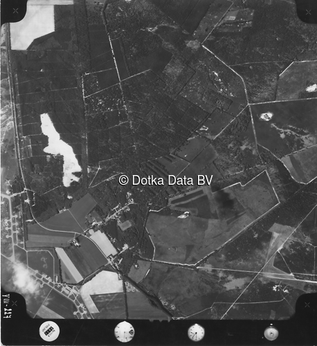 Luchtfoto Deelen (1973) uit de collectie Kadaster Luchtfoto's en Kaarten