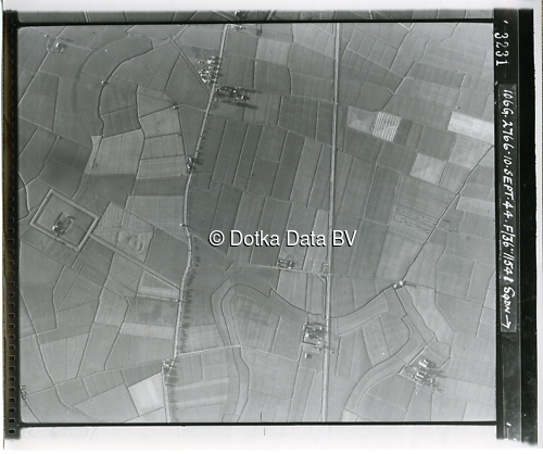 Luchtfoto Adorp (1944) uit de collectie Kadaster WOII Luchtfoto's