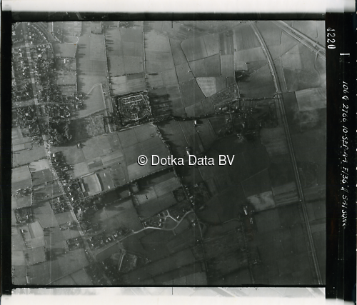 Luchtfoto Haren Gn (1944) uit de collectie Kadaster WOII Luchtfoto's