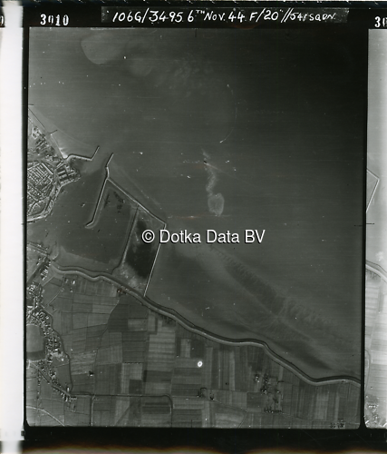 Luchtfoto Delfzijl (1944) uit de collectie Kadaster WOII Luchtfoto's