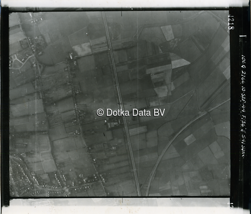 Luchtfoto Haren Gn (1944) uit de collectie Kadaster WOII Luchtfoto's