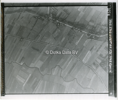 Luchtfoto Eelderwolde (1944) uit de collectie Kadaster WOII Luchtfoto's