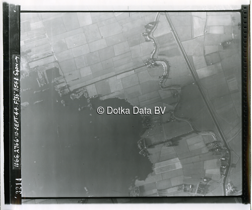 Luchtfoto Haren Gn (1944) uit de collectie Kadaster WOII Luchtfoto's