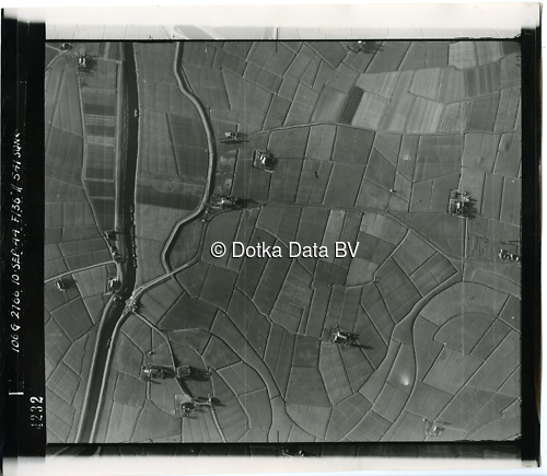 Luchtfoto Adorp (1944) uit de collectie Kadaster WOII Luchtfoto's