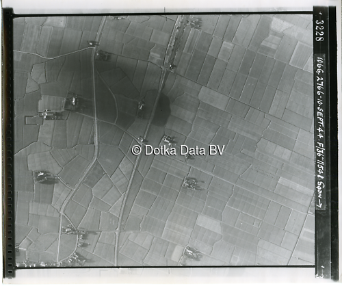 Luchtfoto Adorp (1944) uit de collectie Kadaster WOII Luchtfoto's