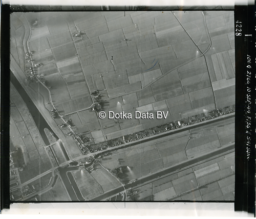 Luchtfoto Groningen (1944) uit de collectie Kadaster WOII Luchtfoto's
