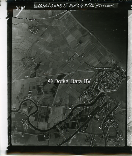 Luchtfoto Delfzijl (1944) uit de collectie Kadaster WOII Luchtfoto's