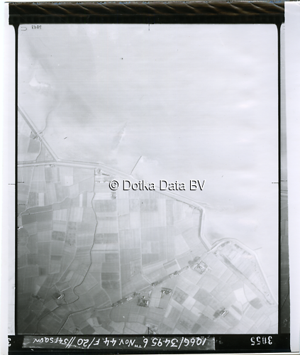 Luchtfoto Bierum (1944) uit de collectie Kadaster WOII Luchtfoto's