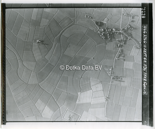 Luchtfoto Adorp (1944) uit de collectie Kadaster WOII Luchtfoto's