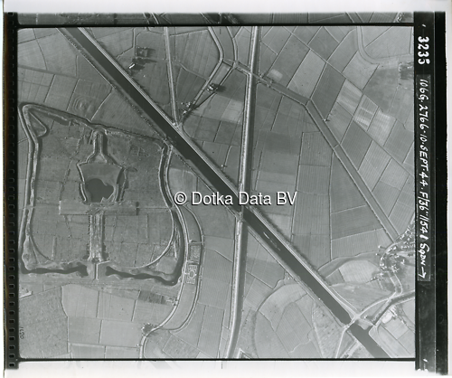 Luchtfoto Groningen (1944) uit de collectie Kadaster WOII Luchtfoto's