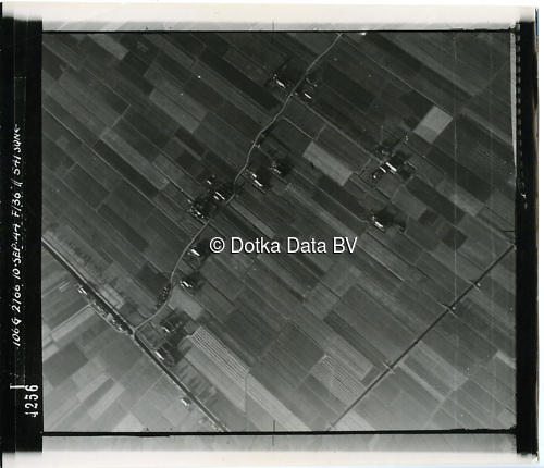 Luchtfoto Bedum (1944) uit de collectie Kadaster WOII Luchtfoto's