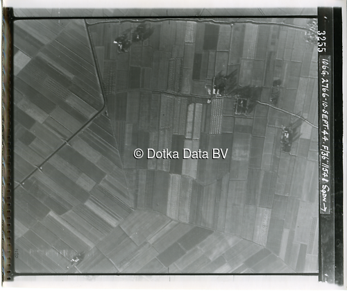 Luchtfoto Thesinge (1944) uit de collectie Kadaster WOII Luchtfoto's