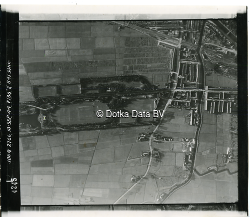 Luchtfoto Groningen (1944) uit de collectie Kadaster WOII Luchtfoto's