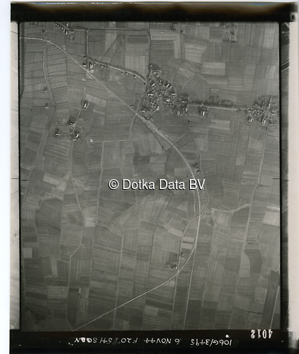 Luchtfoto Meedhuizen (1944) uit de collectie Kadaster WOII Luchtfoto's