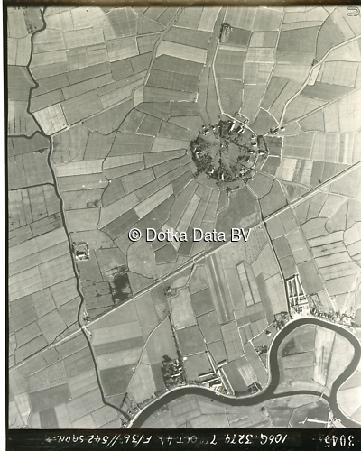 Luchtfoto Delfzijl (1944) uit de collectie Kadaster WOII Luchtfoto's