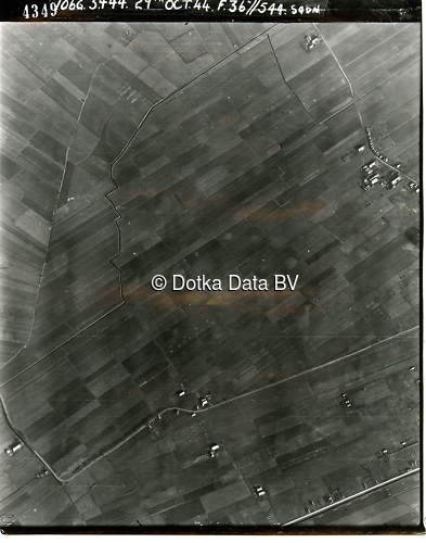Luchtfoto Noordbroek (1944) uit de collectie Kadaster WOII Luchtfoto's
