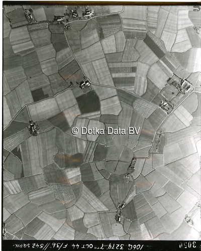 Luchtfoto Krewerd (1944) uit de collectie Kadaster WOII Luchtfoto's