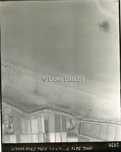 Luchtfoto Delfzijl (1944) uit de collectie Kadaster WOII Luchtfoto's