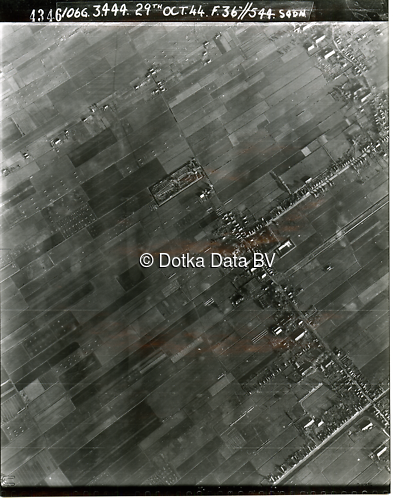 Luchtfoto Zuidbroek (1944) uit de collectie Kadaster WOII Luchtfoto's