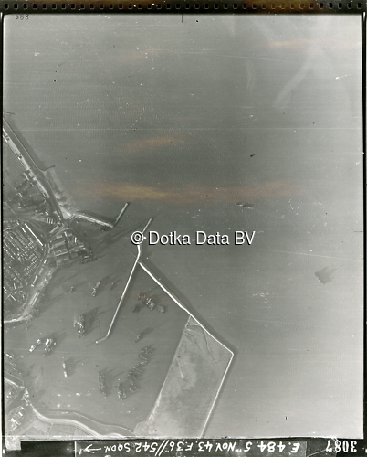 Luchtfoto Delfzijl (1943) uit de collectie Kadaster WOII Luchtfoto's