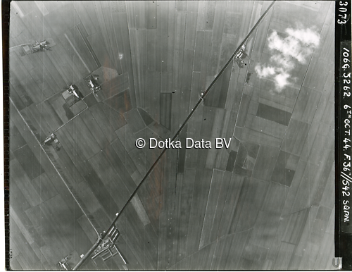 Luchtfoto Nieuw Scheemda (1944) uit de collectie Kadaster WOII Luchtfoto's