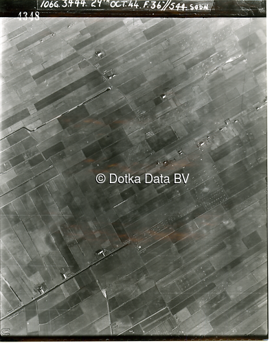 Luchtfoto Zuidbroek (1944) uit de collectie Kadaster WOII Luchtfoto's