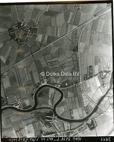 Luchtfoto Delfzijl (1944) uit de collectie Kadaster WOII Luchtfoto's