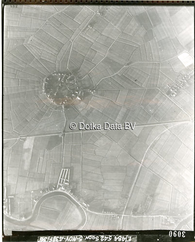 Luchtfoto Delfzijl (1943) uit de collectie Kadaster WOII Luchtfoto's