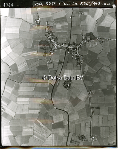Luchtfoto Holwierde (1944) uit de collectie Kadaster WOII Luchtfoto's