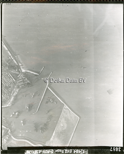 Luchtfoto Delfzijl (1943) uit de collectie Kadaster WOII Luchtfoto's