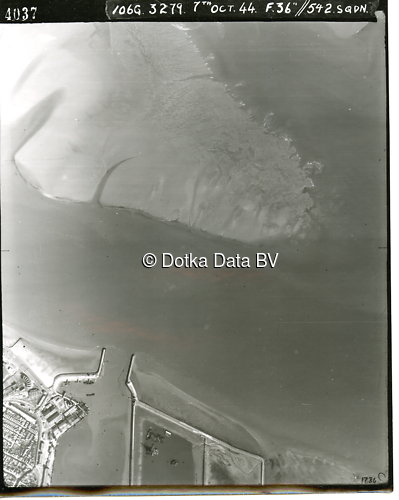 Luchtfoto Delfzijl (1944) uit de collectie Kadaster WOII Luchtfoto's