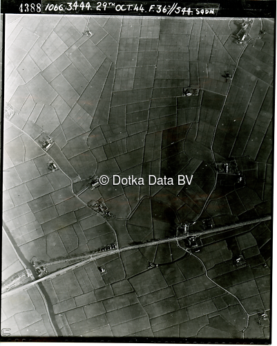 Luchtfoto Aduard (1944) uit de collectie Kadaster WOII Luchtfoto's