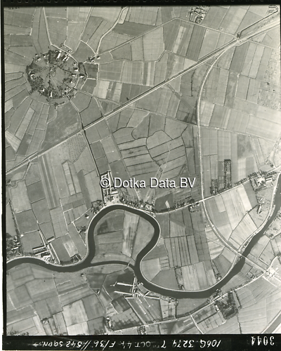 Luchtfoto Delfzijl (1944) uit de collectie Kadaster WOII Luchtfoto's
