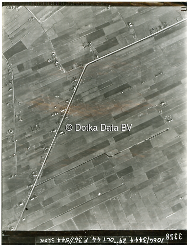 Luchtfoto Noordbroek (1944) uit de collectie Kadaster WOII Luchtfoto's