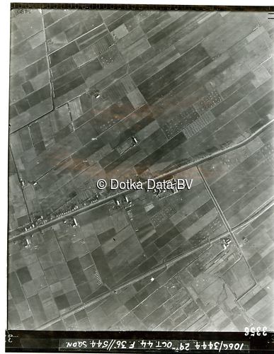 Luchtfoto Zuidbroek (1944) uit de collectie Kadaster WOII Luchtfoto's