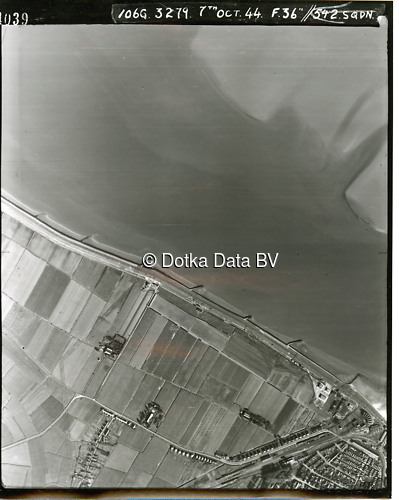 Luchtfoto Delfzijl (1944) uit de collectie Kadaster WOII Luchtfoto's