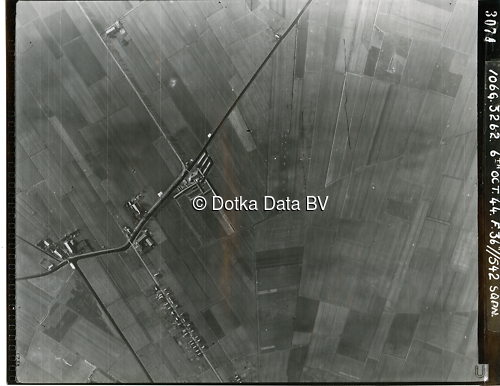 Luchtfoto Scheemda (1944) uit de collectie Kadaster WOII Luchtfoto's