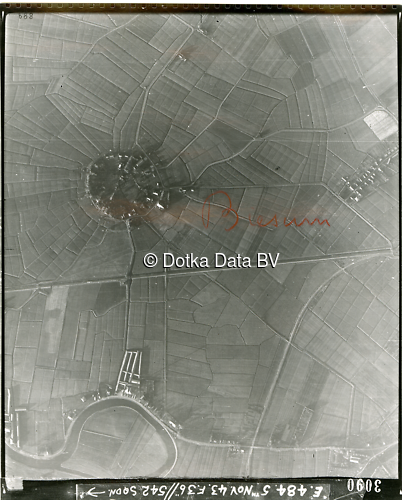 Luchtfoto Delfzijl (1943) uit de collectie Kadaster WOII Luchtfoto's