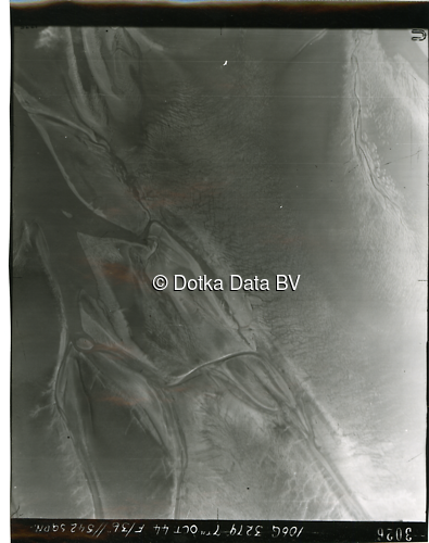 Luchtfoto Finsterwolde (1944) uit de collectie Kadaster WOII Luchtfoto's