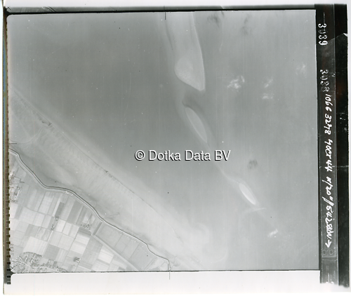 Luchtfoto Delfzijl (1944) uit de collectie Kadaster WOII Luchtfoto's