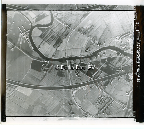 Luchtfoto Delfzijl (1944) uit de collectie Kadaster WOII Luchtfoto's