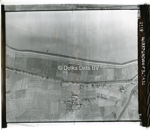 Luchtfoto Farmsum (1944) uit de collectie Kadaster WOII Luchtfoto's