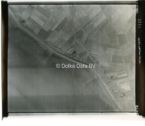 Luchtfoto Krummhörn (1944) uit de collectie Kadaster WOII Luchtfoto's