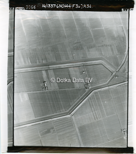 Luchtfoto Drieborg (1944) uit de collectie Kadaster WOII Luchtfoto's