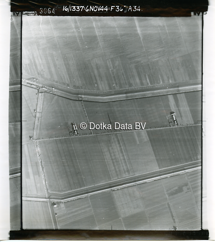 Luchtfoto Finsterwolde (1944) uit de collectie Kadaster WOII Luchtfoto's