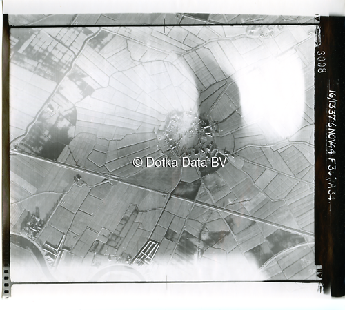 Luchtfoto Delfzijl (1944) uit de collectie Kadaster WOII Luchtfoto's