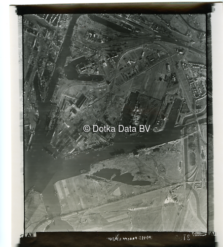 Luchtfoto Emden (1944) uit de collectie Kadaster WOII Luchtfoto's