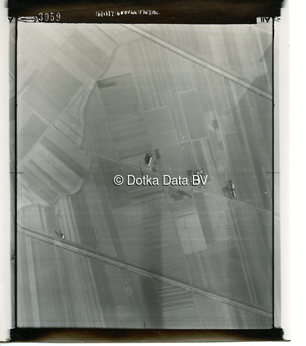 Luchtfoto Finsterwolde (1944) uit de collectie Kadaster WOII Luchtfoto's