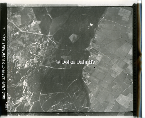 Luchtfoto Den Burg (1945) uit de collectie Kadaster WOII Luchtfoto's